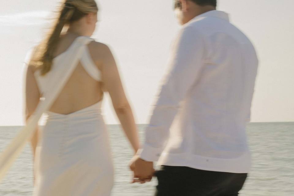 Novios agarrados de la mano