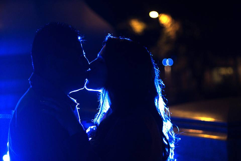 Contraluz beso