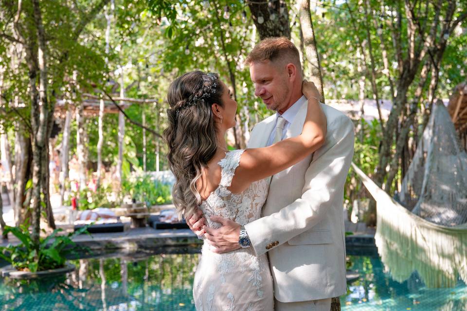 Novios en alberca