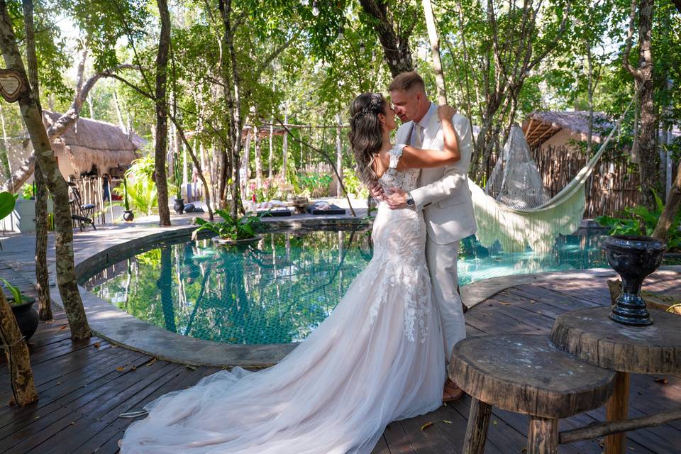 Novios en alberca