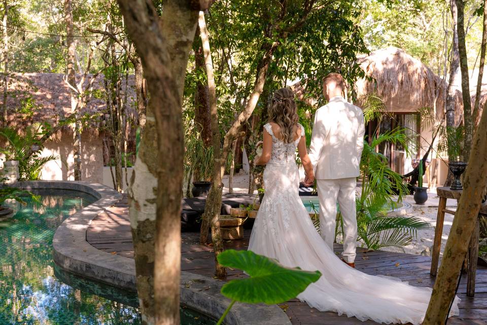 Novios en alberca