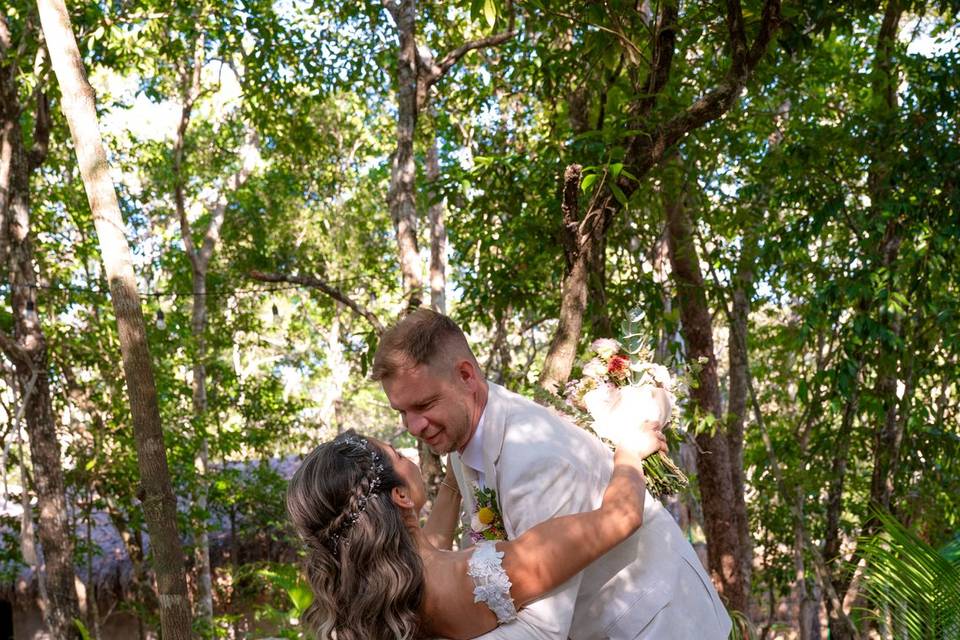 Novios en alberca