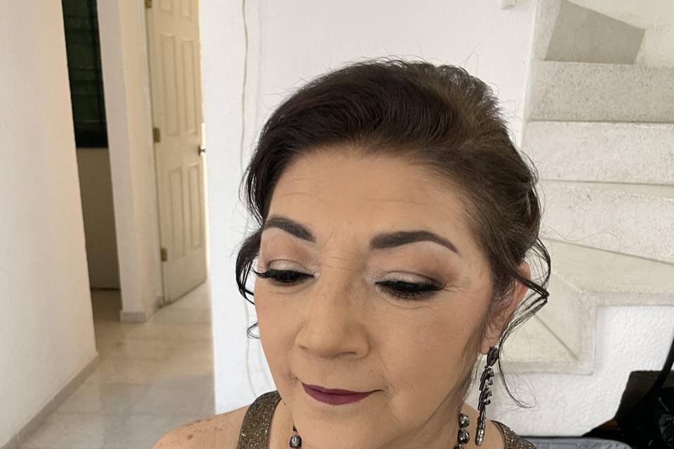 Maquillaje y peinado