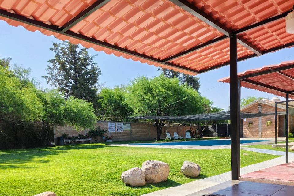 Vista asador y jardín