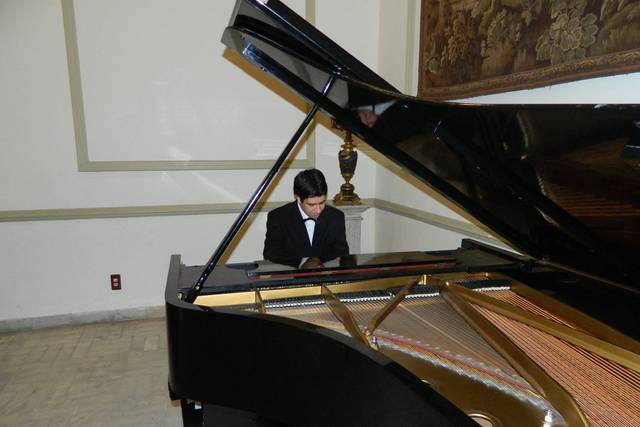 Amenizando cena boda.