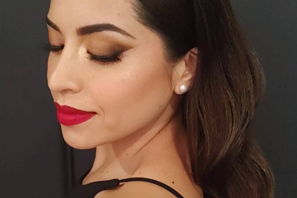 Labios rojos y ojos cafés