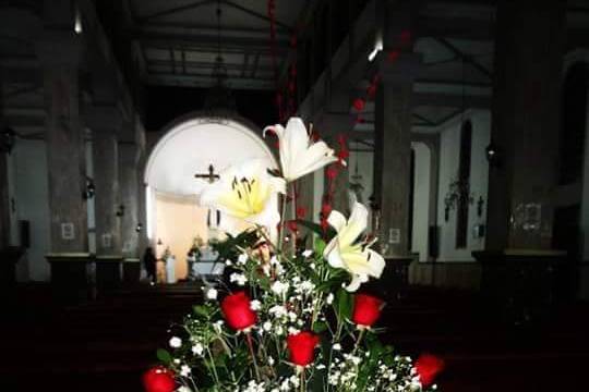 Arreglo de iglesia con rosas