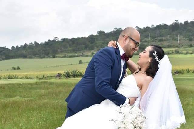 Novio sosteniendo a la novia por la cintura