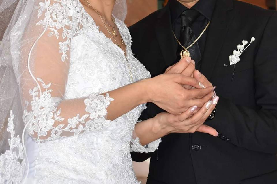 Pareja poniéndose los anillos