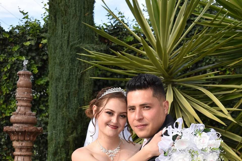 Pareja feliz abrazada