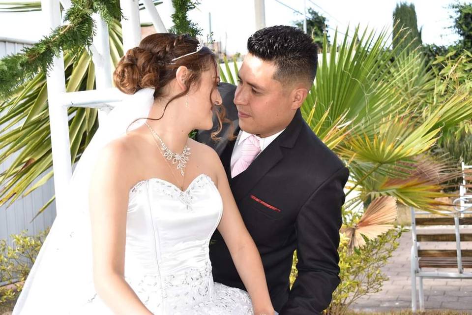 Novios mirándose a los ojos