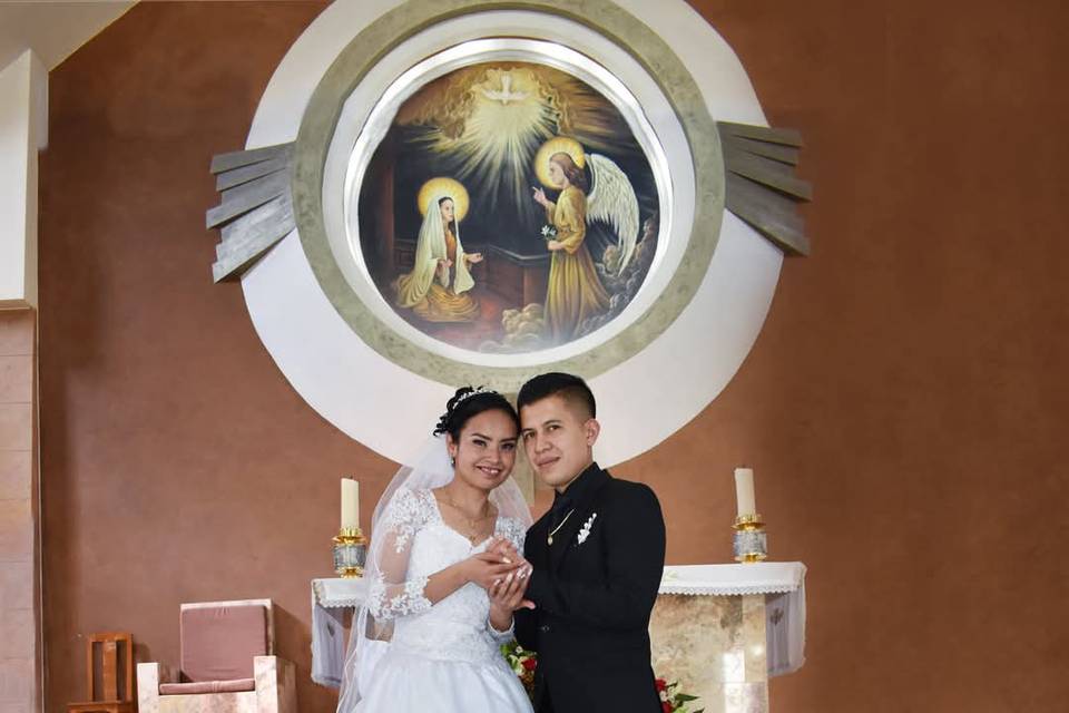 Novios posando en la iglesia