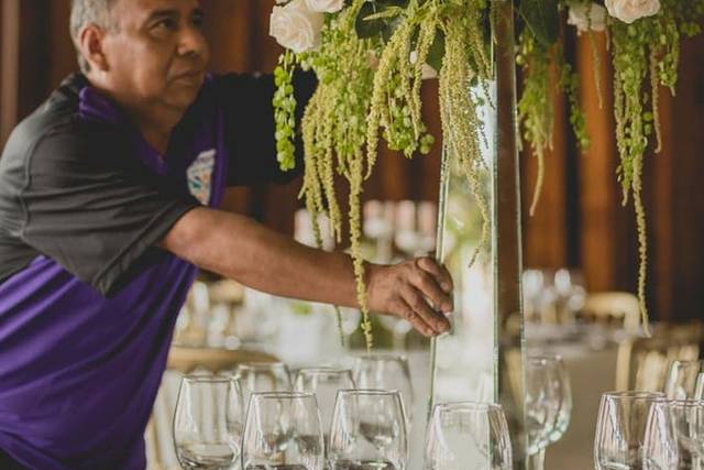 Centro de mesa alto con rosas blancas