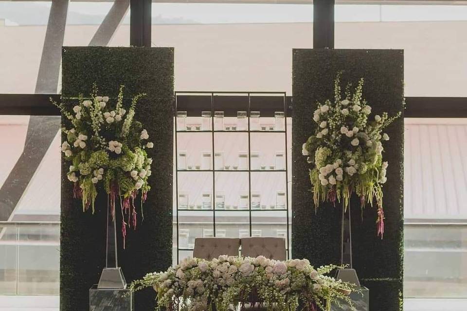 Mesa de novios adornada con flores blancas