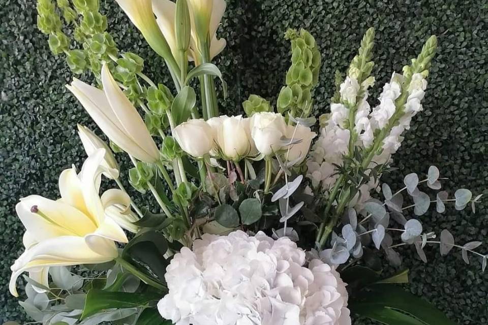Arreglo de flores blancas