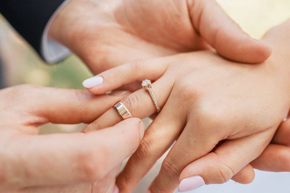 Colocándole el anillo