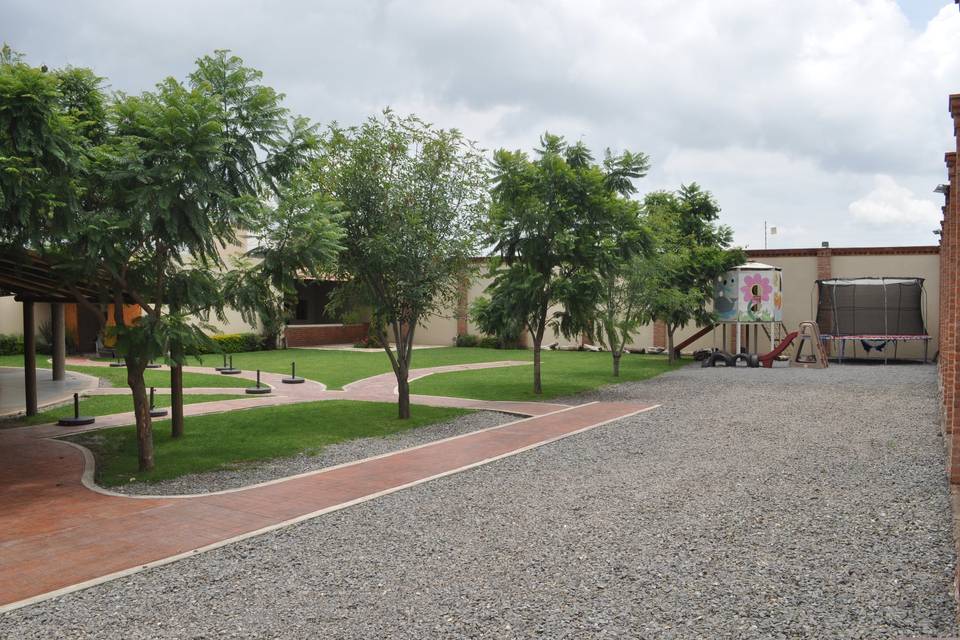 Espacio con jardín para celebraciones