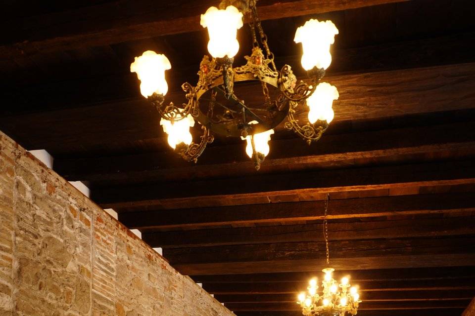 Salón con luces cálidas