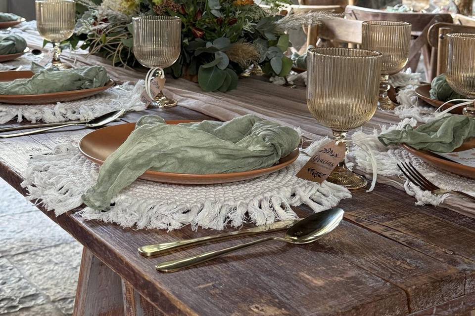 Mesa montada con plato dorado y verde
