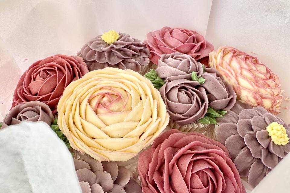 Bouquet comestible con flores amarillas, café y vino