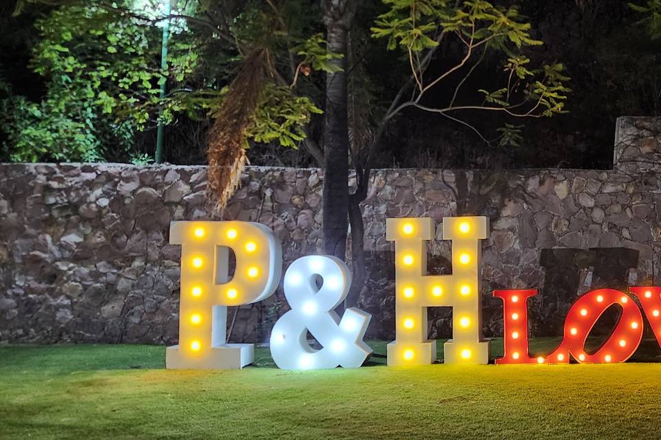 Letras 1.80 alto y LOVE