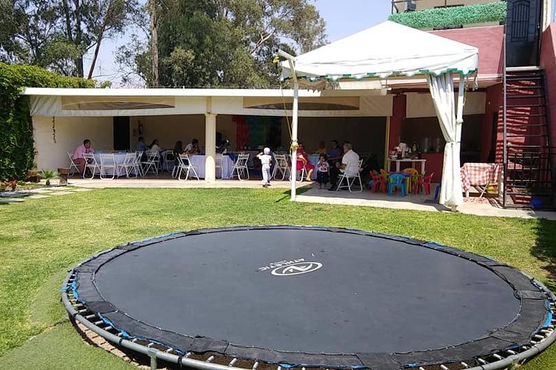 Brincolín en el jardín