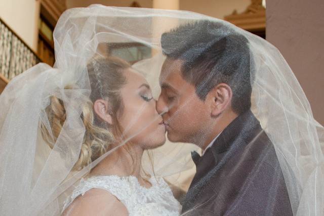 Beso bajo el velo