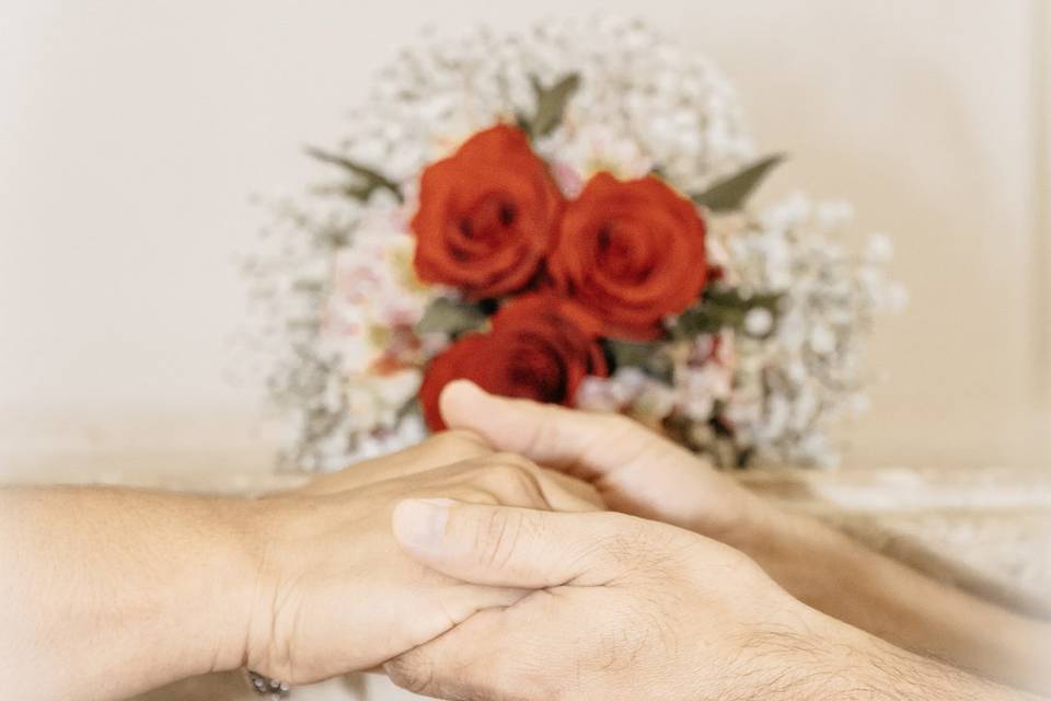 De la mano en la boda civil