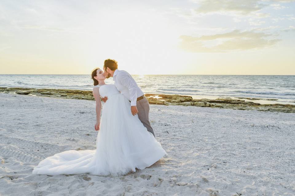 Beso recién casados en la playa