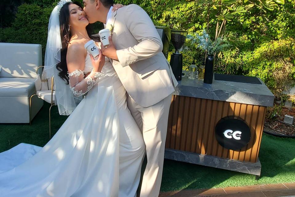 Novios besándose