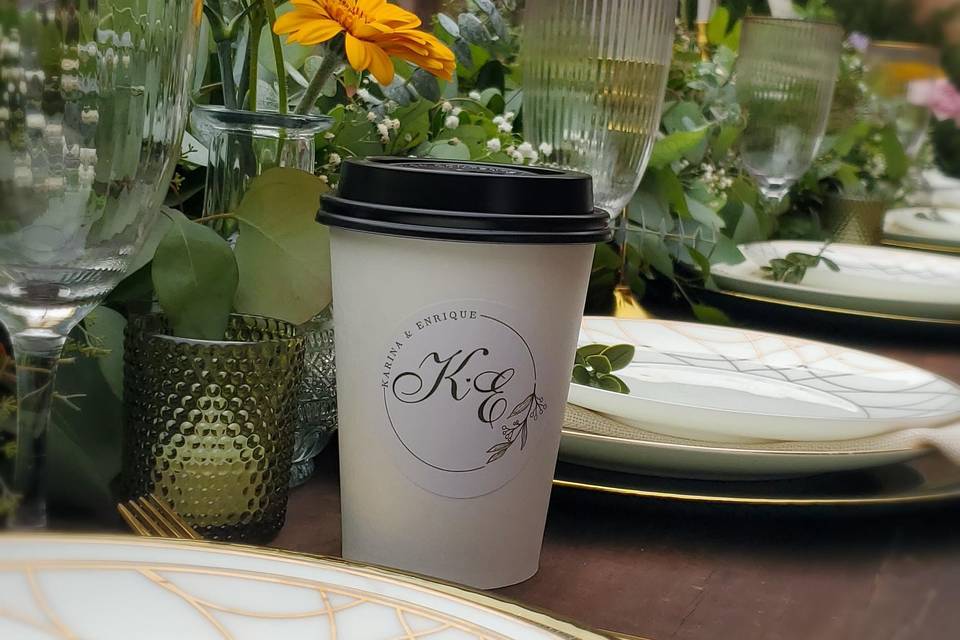 Café y platos blancos