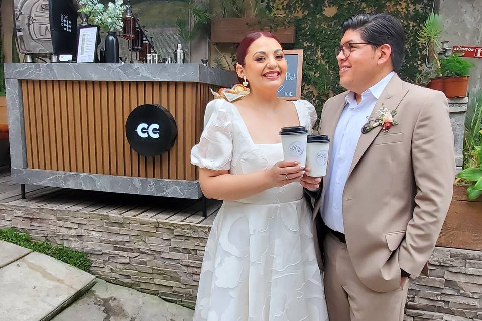 Pareja tomando café