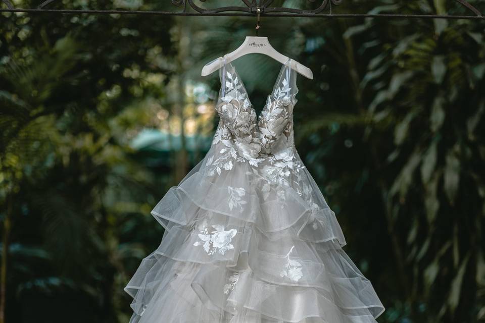 Vestido de novia colgado