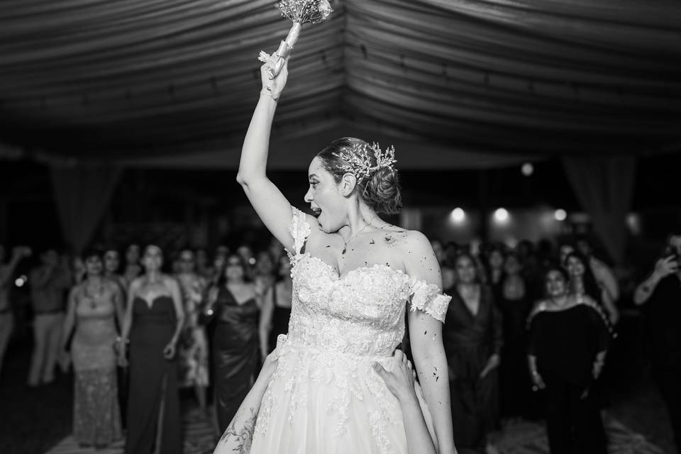 Novia a punto de lanzar su ramo