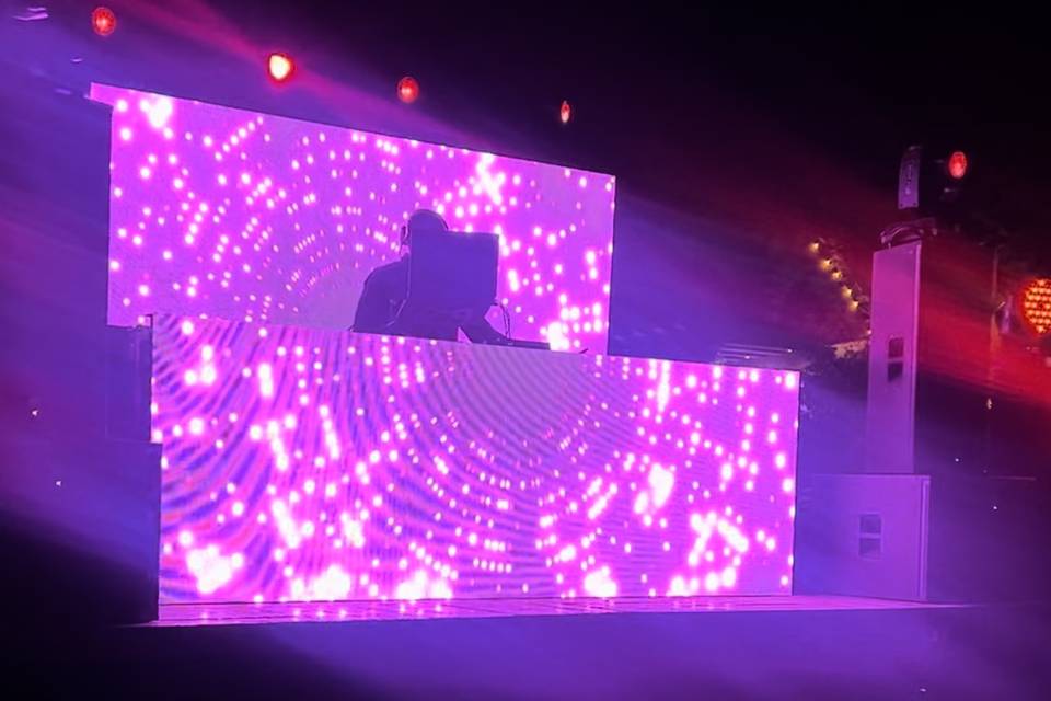 DJ con escenario LED