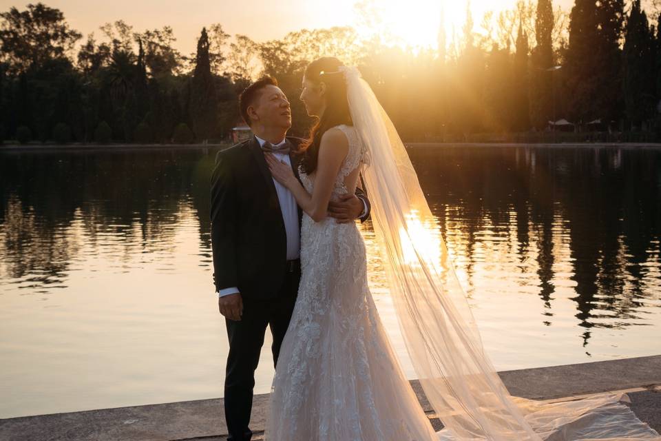 Pareja durante la hora dorada