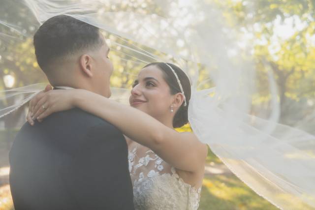 Novia abrazando al novio debajo del velo