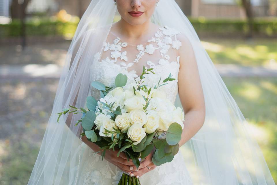 Ramo de novia con rosas blancas