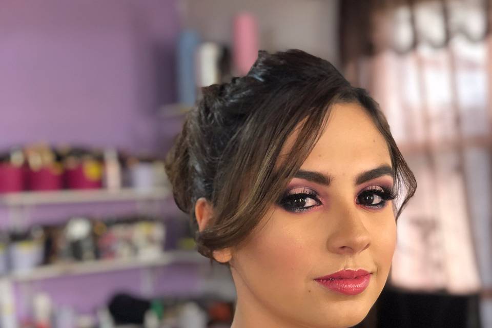 Maquillaje y peinado