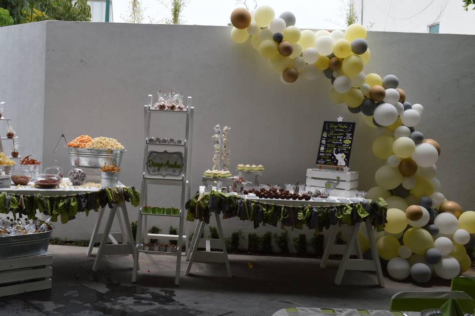 Mesa de dulces con botanas