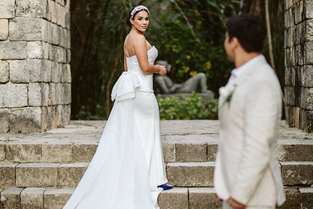 Novio viendo a la novia