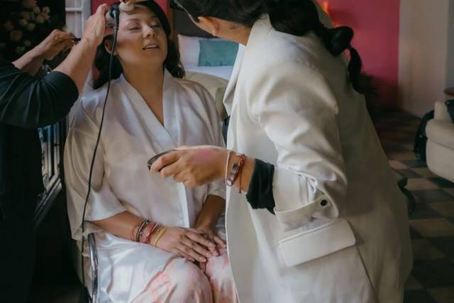 Maquillando a la novia