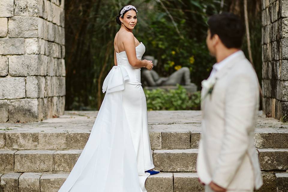 Novio viendo a la novia