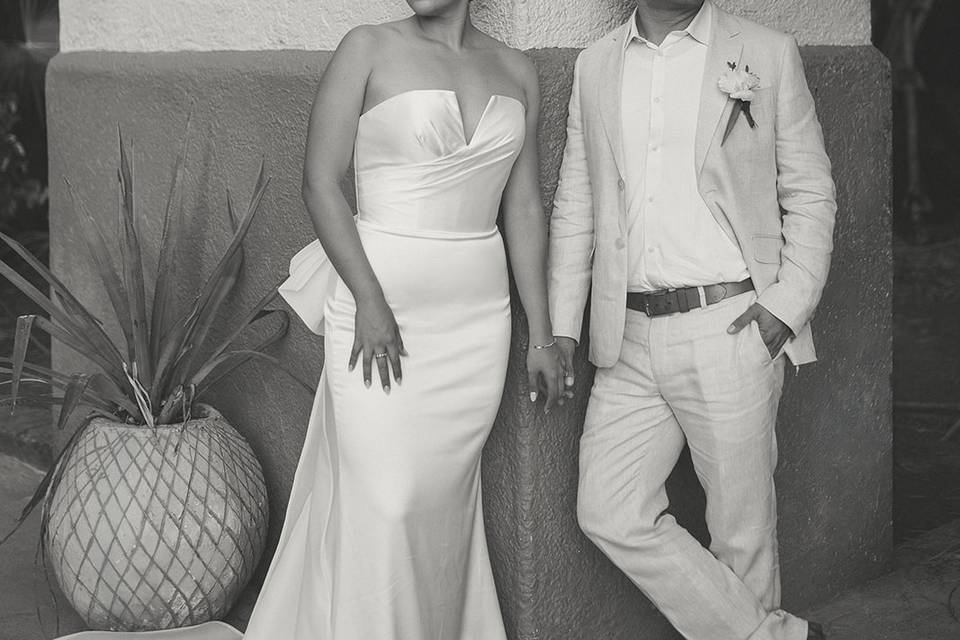 Novios recargados en la pared