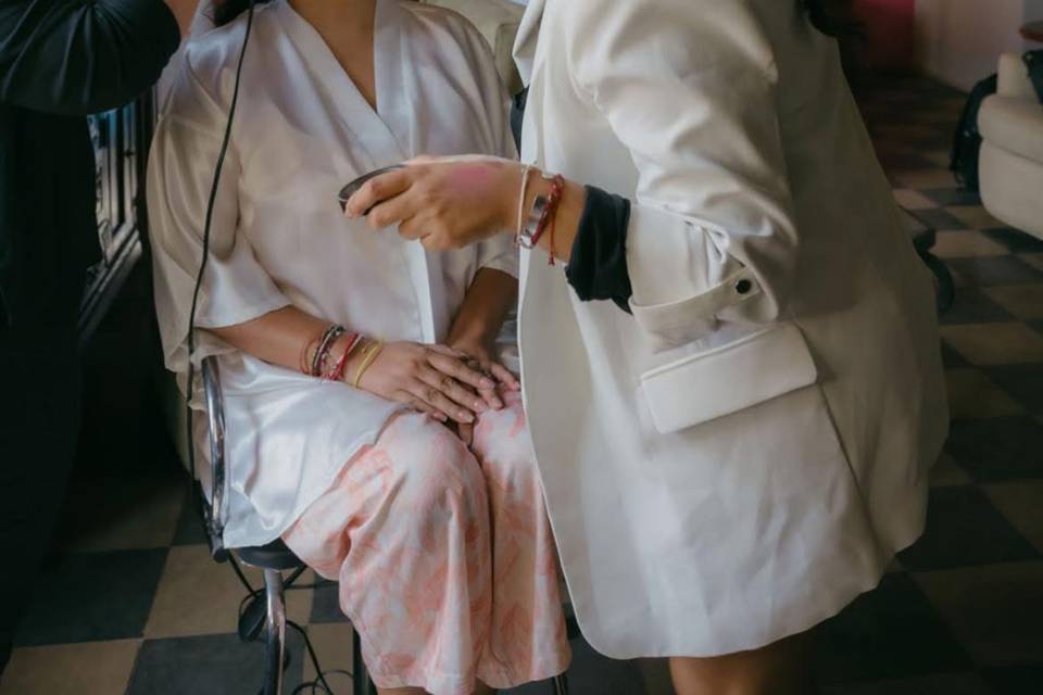 Maquillando a la novia