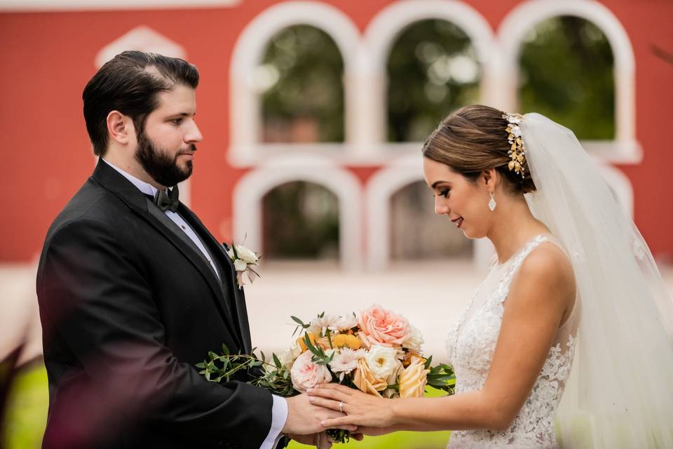 Tocado de novia dorado