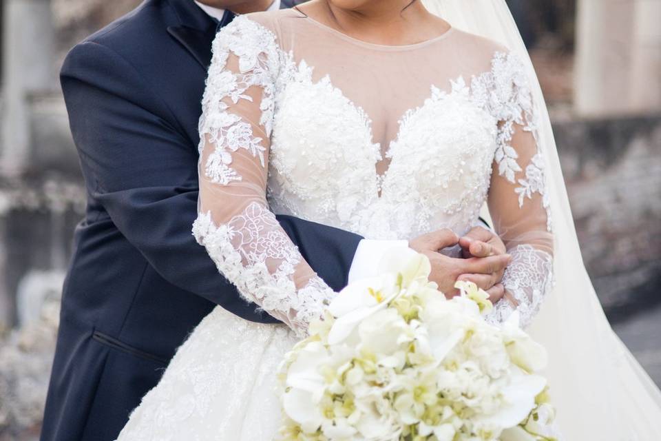 Novios abrazados