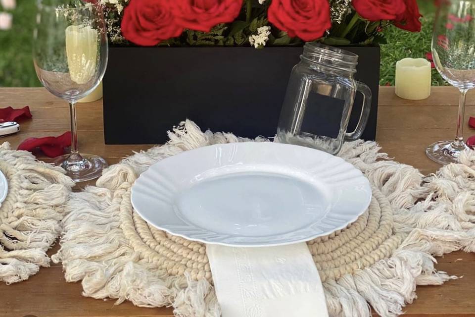 Montaje de mesa con decoración de rosas