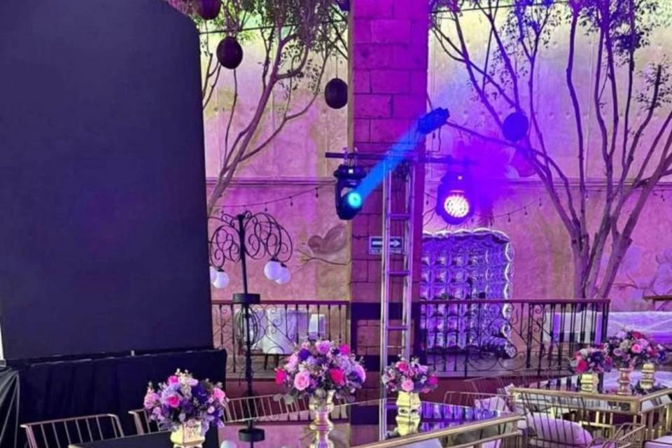 Sillas y mesas disponibles