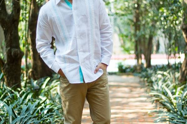 Hombre con guayabera blanca